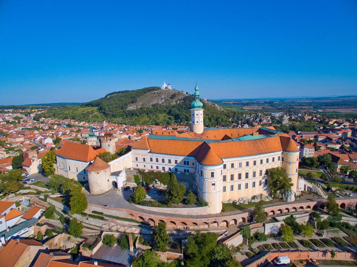 Mikulovský zámek a historické město